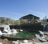 schwimmbad mit Teich der Hotelanlage