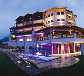 schwimmbad aussenansicht des hotels