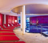 schwimmbad mit liegen in rot