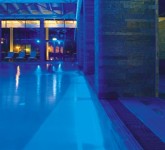 schwimmbad in blauem licht