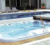 Schwimmbad und Whirlpool