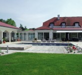Schwimmbad mit Liegefläche