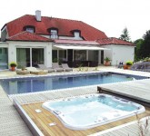 Schwimmbad mit Whirlpool