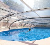 schwimmbad-unter-ueberdachu