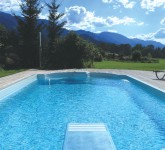 Das Schwimmbad verfügt über ein Sprungbrett