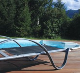 Vom gemütlichen Platz im Liegestuhl kann man Pool und Landschaft genießen