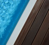 Das Schwimmbecken wurde in eine Bangkirai-Holzterrasse integriert