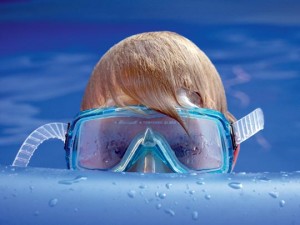 Schwimmbad-kind-taucherbril
