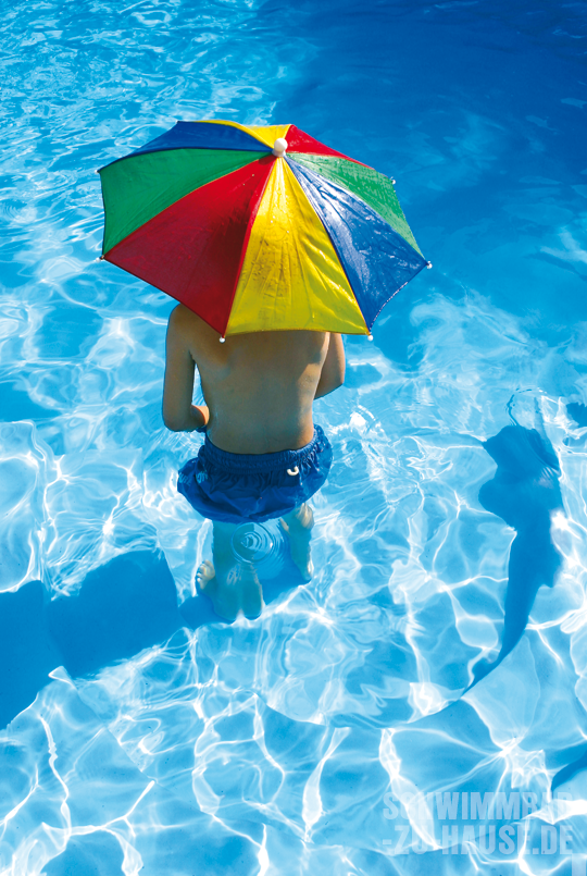 Schwimmbad-Junge-Regenschirm