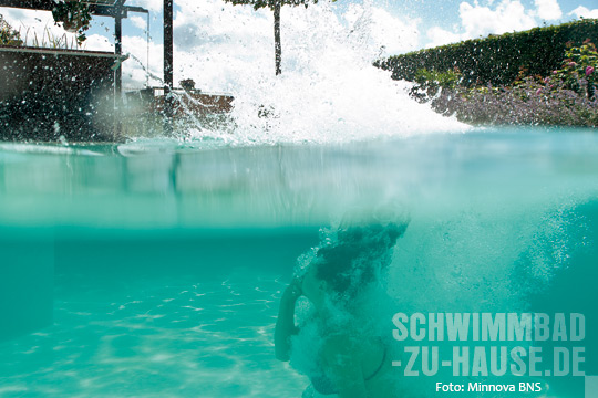 Natürlich-schwimmen-Frau-in-Naturpool