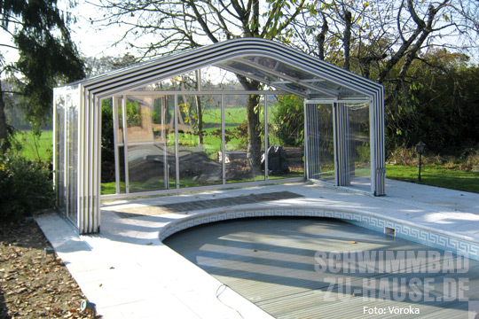 Raum-zum-(Ent)falten-Schwimmbad-Überdachung-von-Vöroka