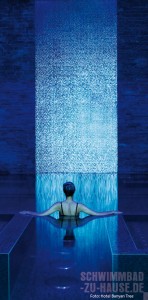 Spiegel-des-Lichts-Wasserfall-aus-Mosaik