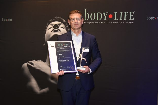 Klafs erhält den Body-Life-Award 2016 für die beste Marktperformance im Bereich „Wellness & Spa”. Stefan Echterbecker, Leiter Vertrieb Deutschland der Firma Klafs, nimmt die Auszeichnung bei der feierlichen Preisverleihung im Kurhaus in Baden-Baden entgegen.