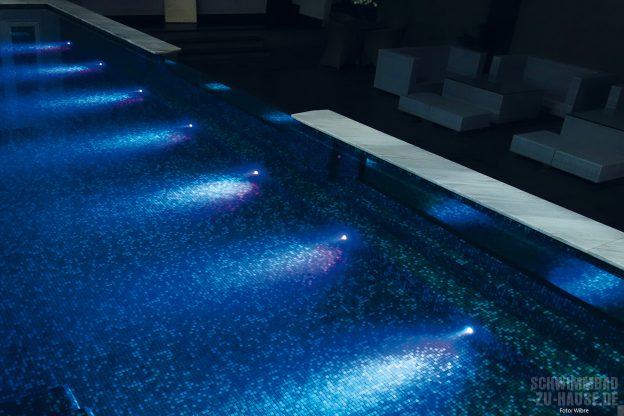 pool-lights_unterwasserbeleuchtung-dient-nicht-nur-der-orientierung-sondern-setzt-den-pool-auch-ausserhalb-des-badebetriebs-wrikungsvoll-in-szene
