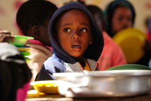 Photometer ernährt Kinder in Afrika